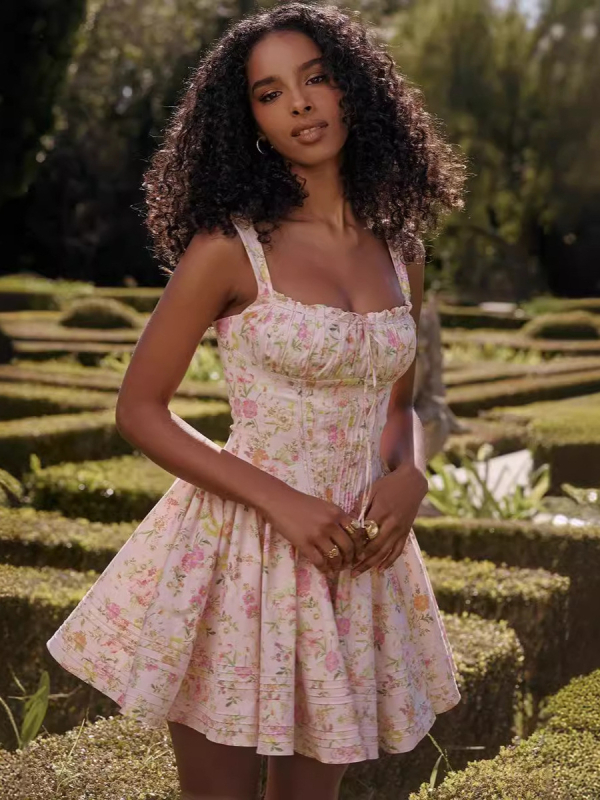 Cvjetna haljina s tankim trakama, kratka, uski kroj, ljeto