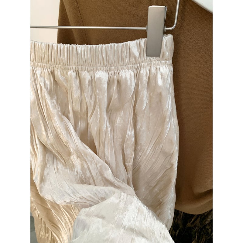 Sametna plisirana A-linijska midi suknja, visoki pojas, vitka silueta, elegantna i svestrana