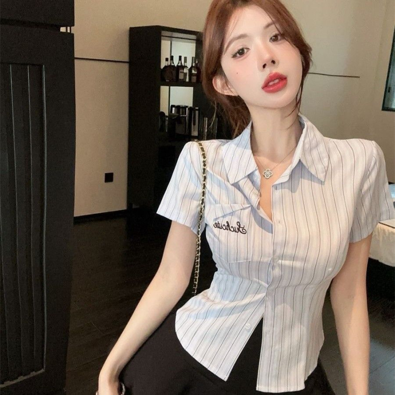 Ženski ljetni dvodijelni set u JK preppy stilu: prugasta bluza i suknja visokog struka – vitka silueta