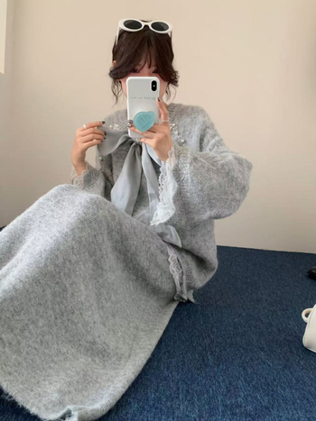 Pleteni pulover s perlama i vezicom u mašnu te mini suknja s čipkom, za žene