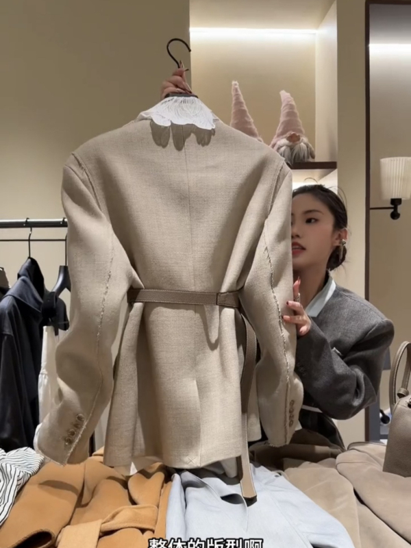 Sako u korejskom stilu s čipkastim reverom, tanku bluzu i midi suknju