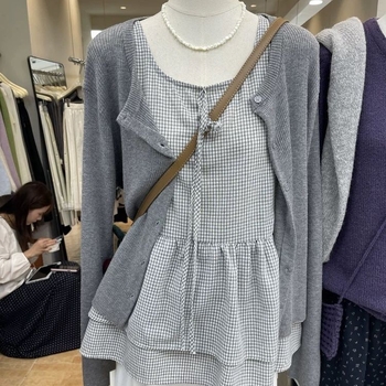 Plus-size ženski karirani dvodijelni set s topom i kardiganom za jesen, vizualno sužava siluetu, svestran