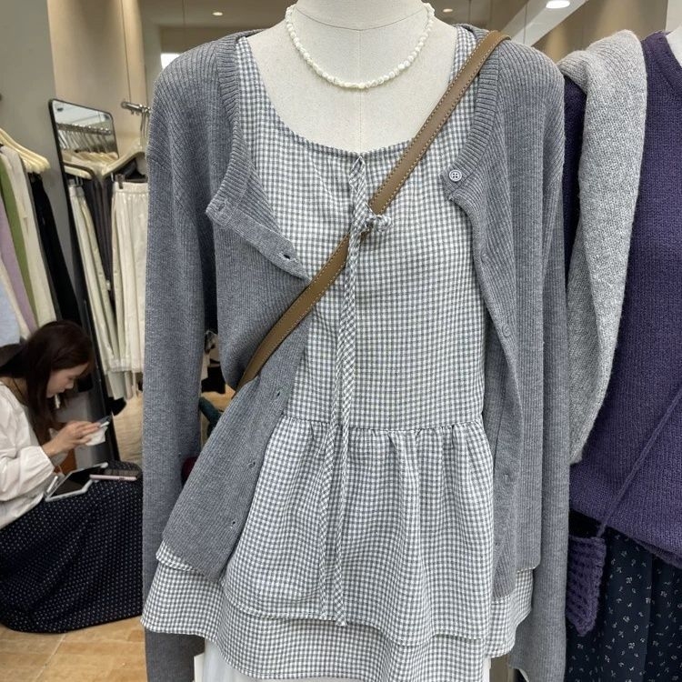 Plus-size ženski karirani dvodijelni set s topom i kardiganom za jesen, vizualno sužava siluetu, svestran