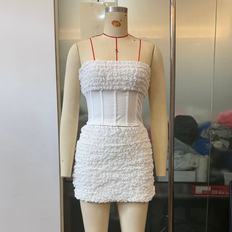 Set crop top bez naramenica s nabranim efektom i mini suknjom SU4062