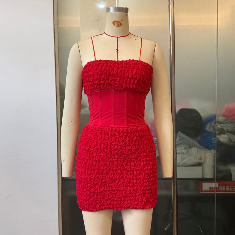 Set crop top bez naramenica s nabranim efektom i mini suknjom SU4062