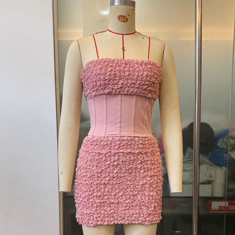 Set crop top bez naramenica s nabranim efektom i mini suknjom SU4062
