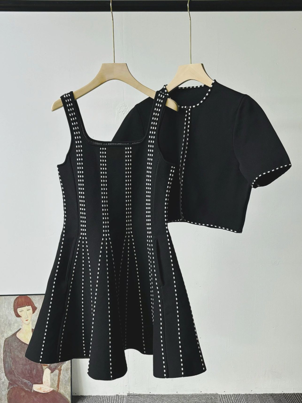 M Brand francuskog stila, rana proleća: ženski set s topom kratkih rukava i pletenom camisole haljinom s naglaskom na struku