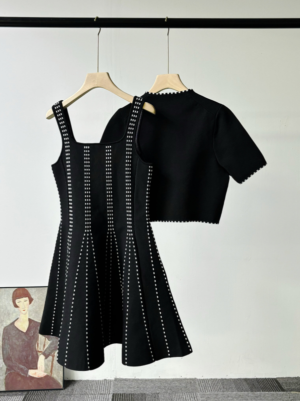 M Brand francuskog stila, rana proleća: ženski set s topom kratkih rukava i pletenom camisole haljinom s naglaskom na struku