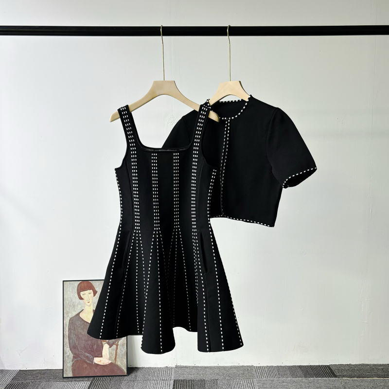 M Brand francuskog stila, rana proleća: ženski set s topom kratkih rukava i pletenom camisole haljinom s naglaskom na struku