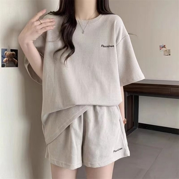 Ljetni ležerni dvodijelni sportski set, opuštenog kroja s širokim nogama, korejski stil koji vizualno sužava siluetu, izvezeni waffle uzorak, kratki rukav i šorc