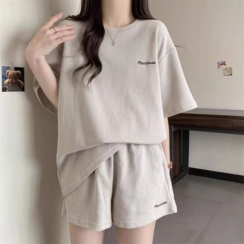 Ljetni ležerni dvodijelni sportski set, opuštenog kroja s širokim nogama, korejski stil koji vizualno sužava siluetu, izvezeni waffle uzorak, kratki rukav i šorc