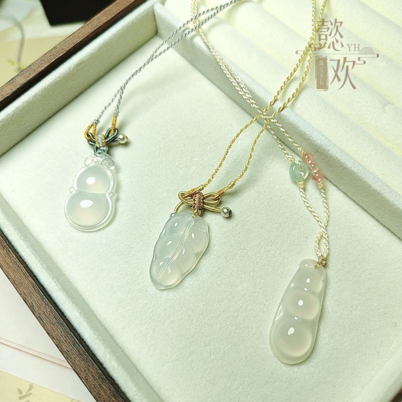 Dvostrani Buddha privjesak od chalcedona, s motivom lista i tikve, finog agat