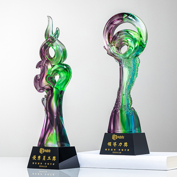 Prilagođeni trofej od šarenog stakla i kristala za izvanredan doprinos i počasno odlikovanje pojedinca – prigodna nagrada za izvrsnog zaposlenika