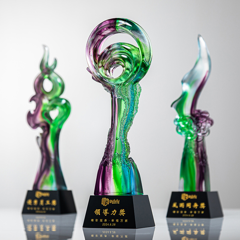Prilagođeni trofej od šarenog stakla i kristala za izvanredan doprinos i počasno odlikovanje pojedinca – prigodna nagrada za izvrsnog zaposlenika