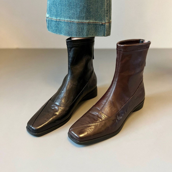 Verzija od kravlje kože: kratke čizme, nišna moda, jednostavan i elegantan dizajn, četvrtasti vrh, debeli pet, stražnji zip, zima 2025