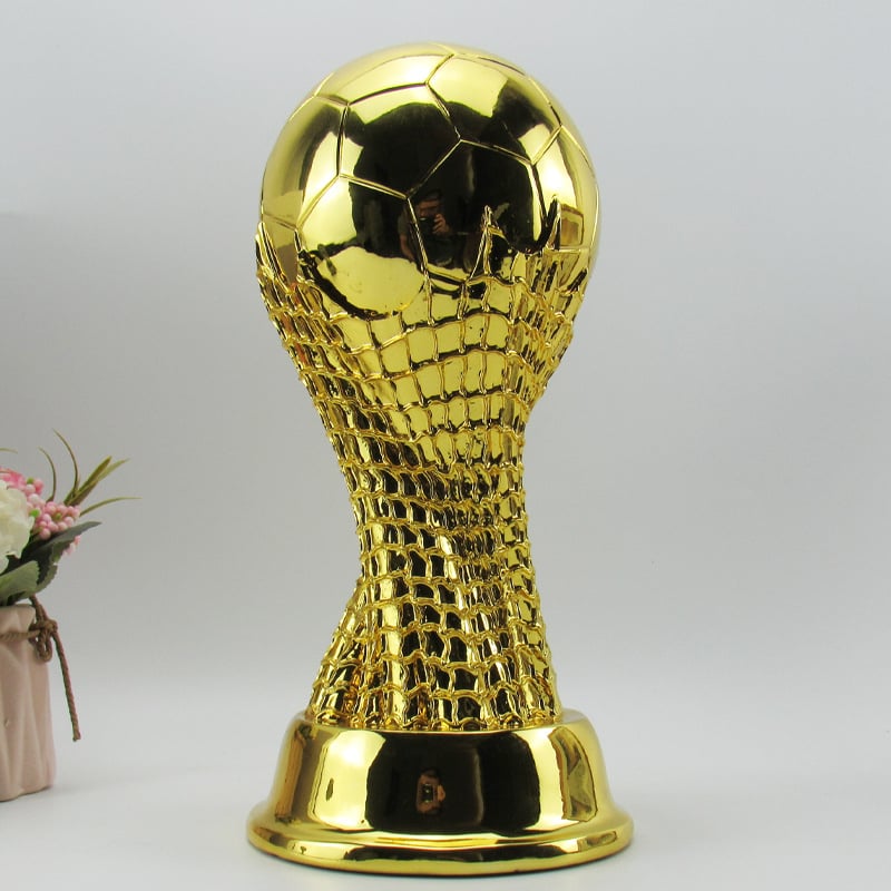 Ballon d'Or trofej od smole – gravirana figurica nogometaša, poklon za uspomenu