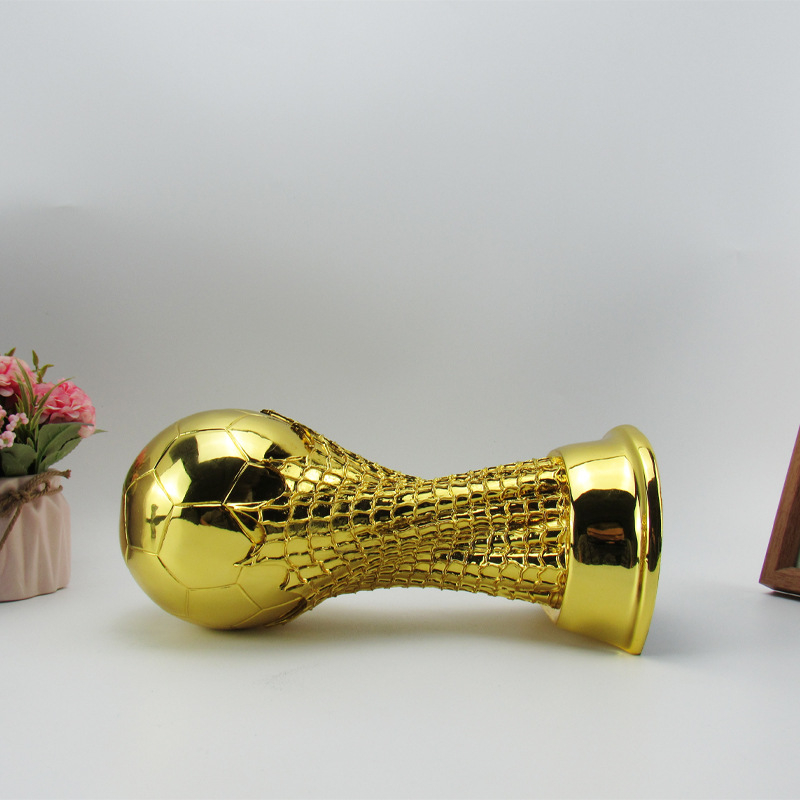 Ballon d'Or trofej od smole – gravirana figurica nogometaša, poklon za uspomenu
