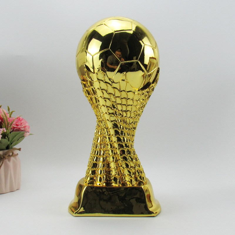 Ballon d'Or trofej od smole – gravirana figurica nogometaša, poklon za uspomenu