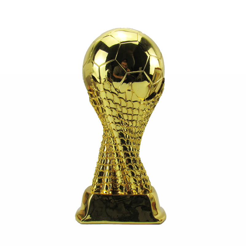 Ballon d'Or trofej od smole – gravirana figurica nogometaša, poklon za uspomenu