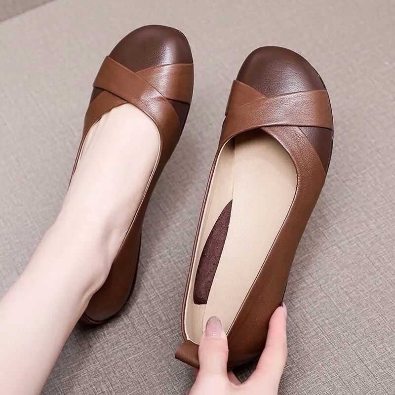 Loafers od teleće kože prve klase s mekim potplatom, slip-on, za žene, proljeće i jesen, okrugli vrh, ravna potpetica, pogodni za žene srednje dobi i starije