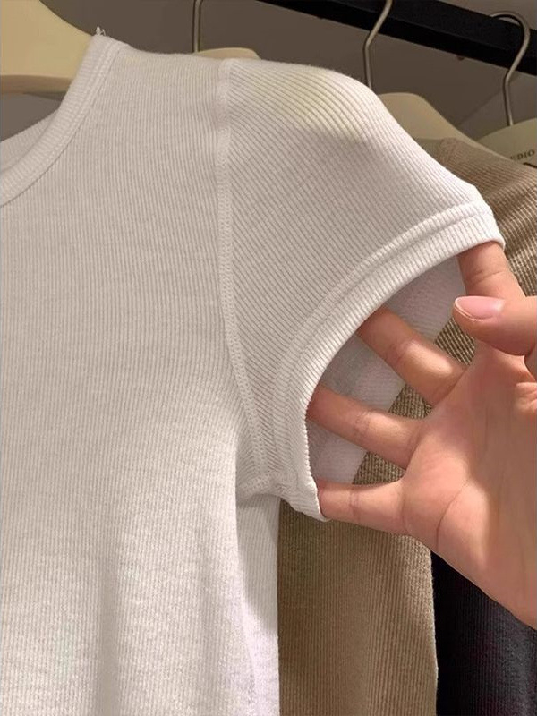 Bijela ženska majica s okruglim izrezom i kratkim rukavima, uski kroj, patchwork dizajn, proljeće 2025