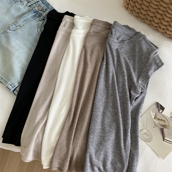 Ženski tanak T‑shirt s okruglim izrezom i kratkim lepršavim rukavima, slim fit, ljeto 2026