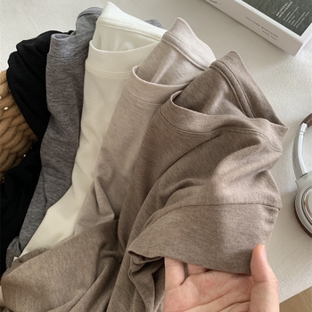 Ženski tanak T‑shirt s okruglim izrezom i kratkim lepršavim rukavima, slim fit, ljeto 2026