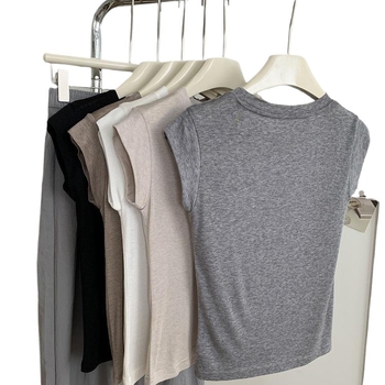 Ženski tanak T‑shirt s okruglim izrezom i kratkim lepršavim rukavima, slim fit, ljeto 2026