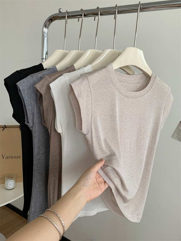 Ženski tanak T‑shirt s okruglim izrezom i kratkim lepršavim rukavima, slim fit, ljeto 2026