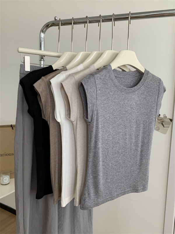 Ženski tanak T‑shirt s okruglim izrezom i kratkim lepršavim rukavima, slim fit, ljeto 2026
