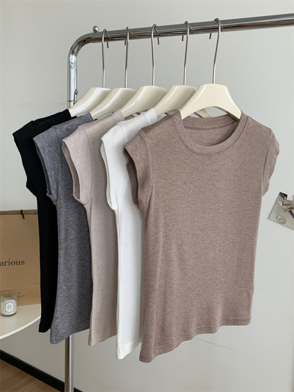Ženski tanak T‑shirt s okruglim izrezom i kratkim lepršavim rukavima, slim fit, ljeto 2026