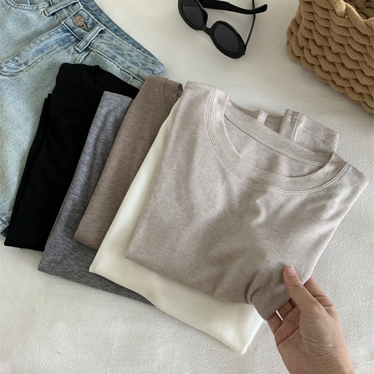 Ženski tanak T‑shirt s okruglim izrezom i kratkim lepršavim rukavima, slim fit, ljeto 2026