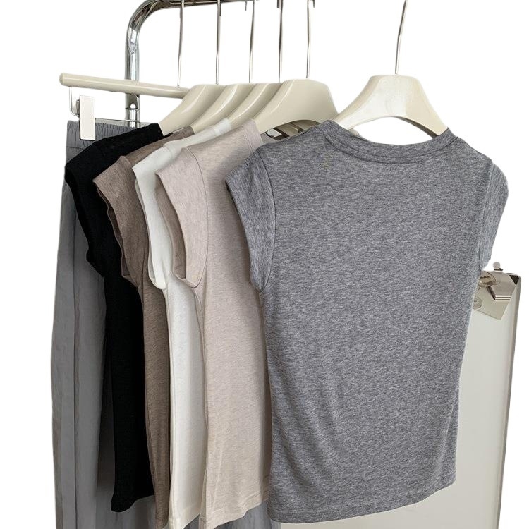 Ženski tanak T‑shirt s okruglim izrezom i kratkim lepršavim rukavima, slim fit, ljeto 2026