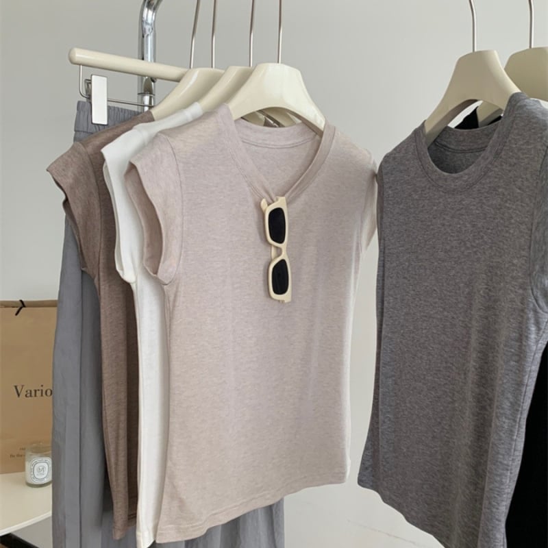 Ženski tanak T‑shirt s okruglim izrezom i kratkim lepršavim rukavima, slim fit, ljeto 2026