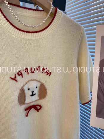 Kremasto žuta ženska kratka rukav pleteni top s izvezenim motivom psa, lagana ljetna ice-silk tkanina, okrugli izrez