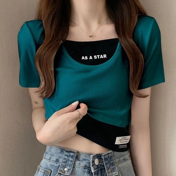 Ženski T‑shirt s lažnim dvodijelnim izgledom, kratki rukav, crop top, slim kroj, otisak teksta, ljeto 2025