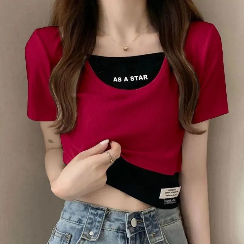 Ženski T‑shirt s lažnim dvodijelnim izgledom, kratki rukav, crop top, slim kroj, otisak teksta, ljeto 2025