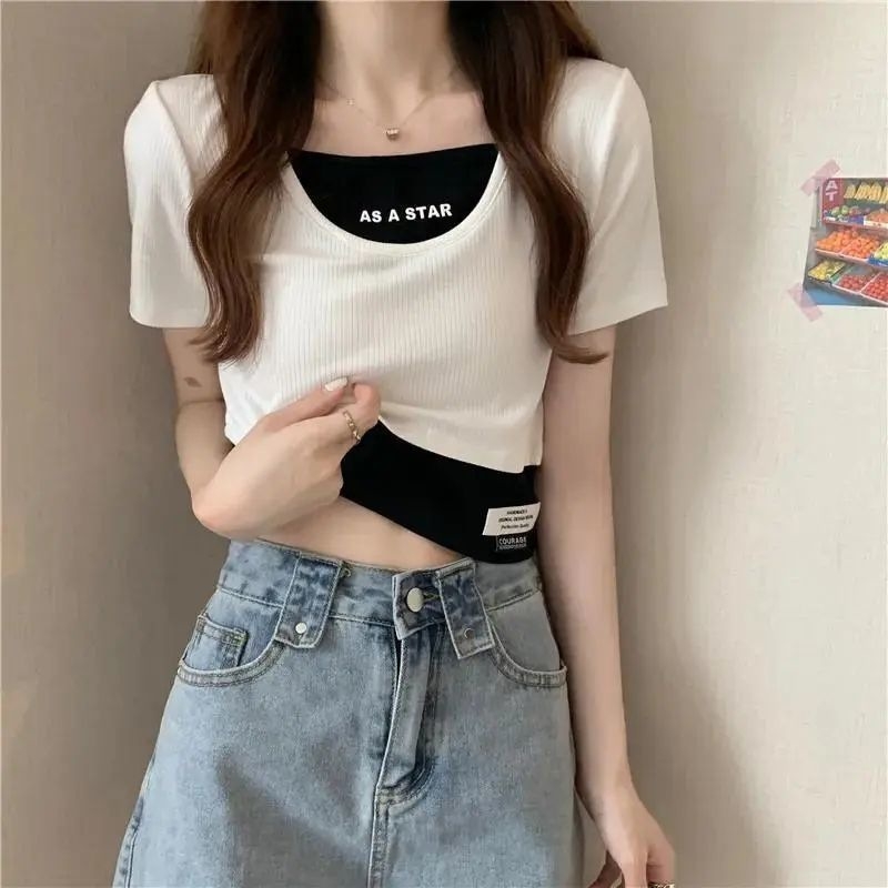 Ženski T‑shirt s lažnim dvodijelnim izgledom, kratki rukav, crop top, slim kroj, otisak teksta, ljeto 2025