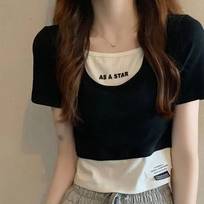 Ženski T‑shirt s lažnim dvodijelnim izgledom, kratki rukav, crop top, slim kroj, otisak teksta, ljeto 2025