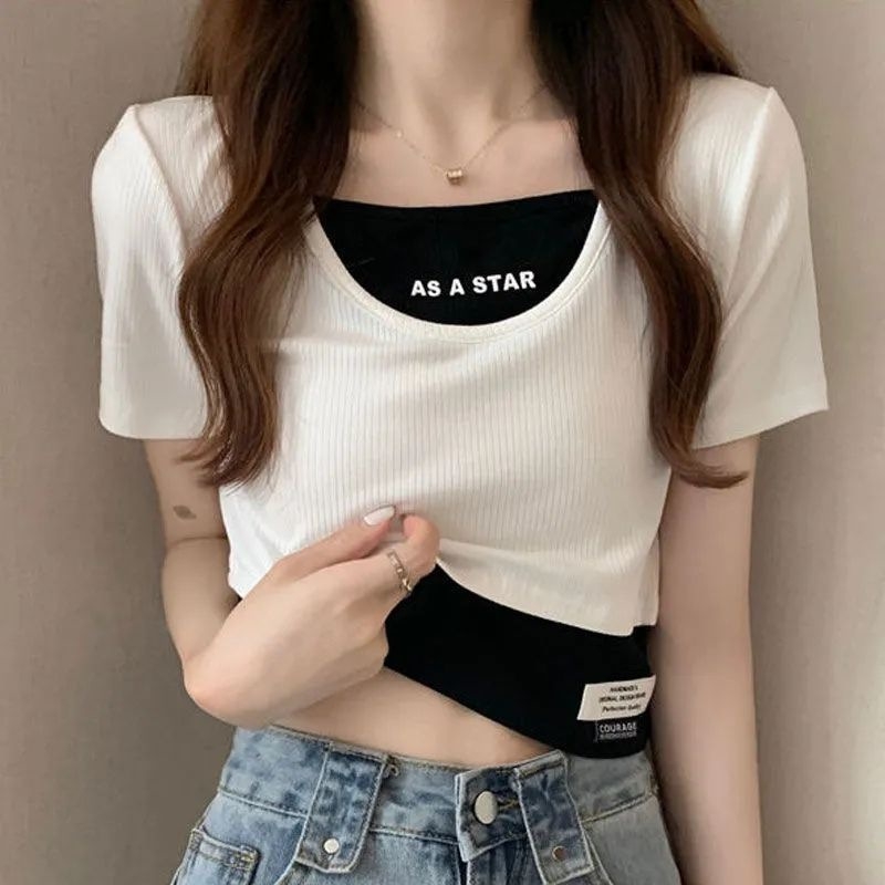 Ženski T‑shirt s lažnim dvodijelnim izgledom, kratki rukav, crop top, slim kroj, otisak teksta, ljeto 2025