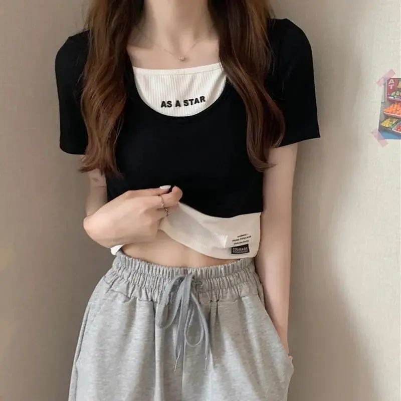 Ženski T‑shirt s lažnim dvodijelnim izgledom, kratki rukav, crop top, slim kroj, otisak teksta, ljeto 2025