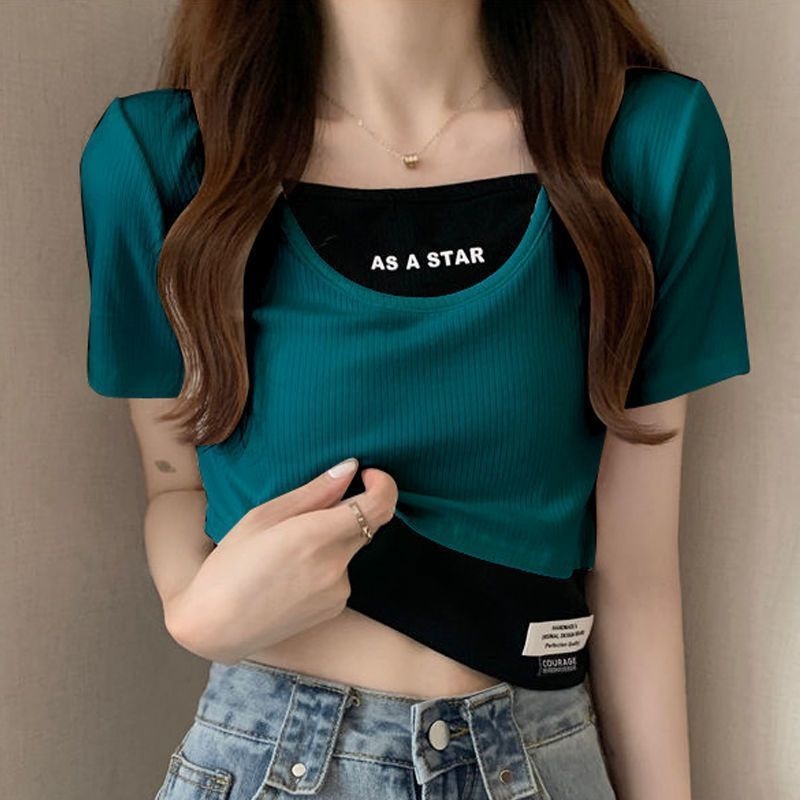 Ženski T‑shirt s lažnim dvodijelnim izgledom, kratki rukav, crop top, slim kroj, otisak teksta, ljeto 2025