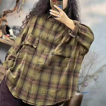 Ženska košulja kariranog uzorka s reverom, srednje duljine, ležernog kroja, retro stil.
