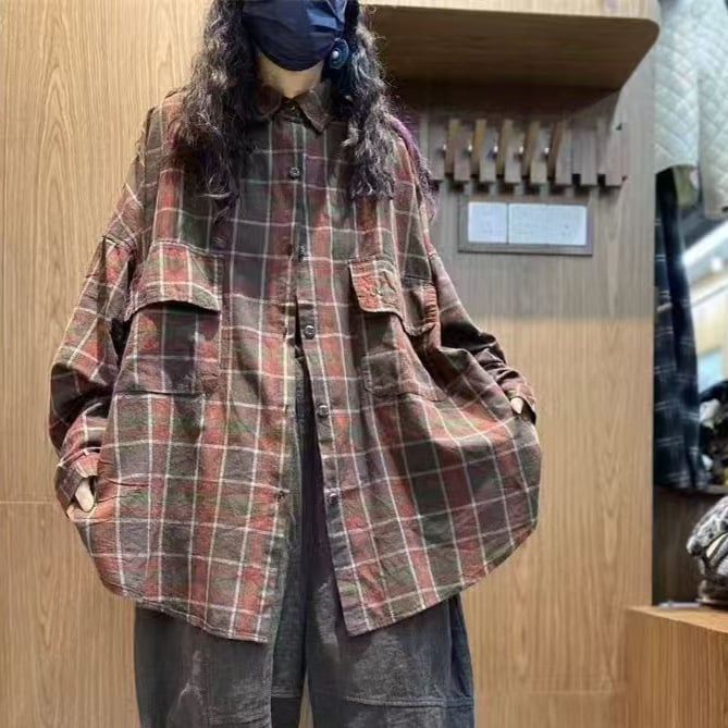 Ženska košulja kariranog uzorka s reverom, srednje duljine, ležernog kroja, retro stil.