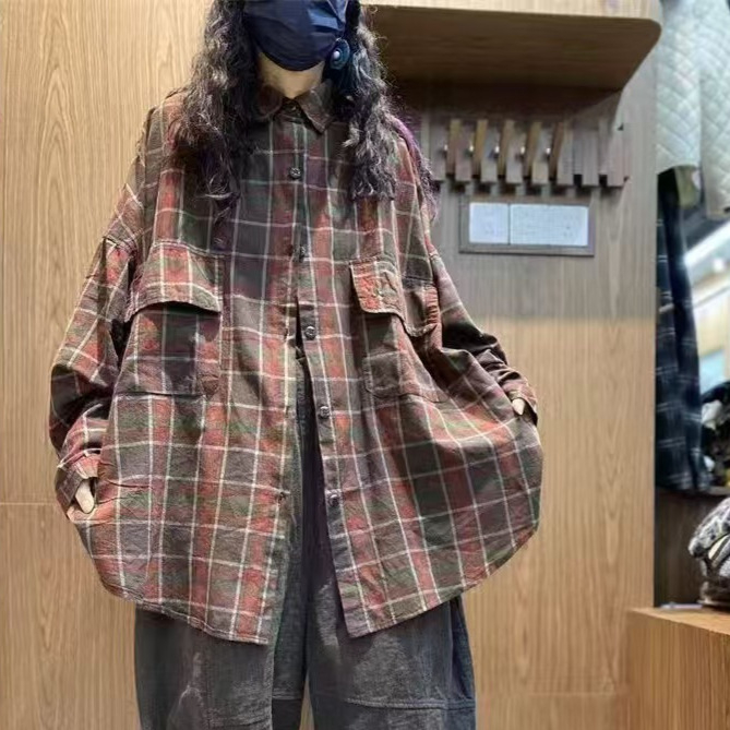 Ženska košulja kariranog uzorka s reverom, srednje duljine, ležernog kroja, retro stil.