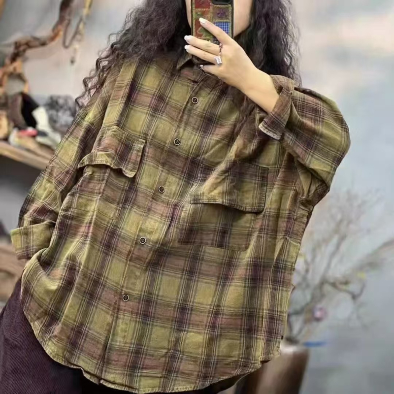 Ženska košulja kariranog uzorka s reverom, srednje duljine, ležernog kroja, retro stil.