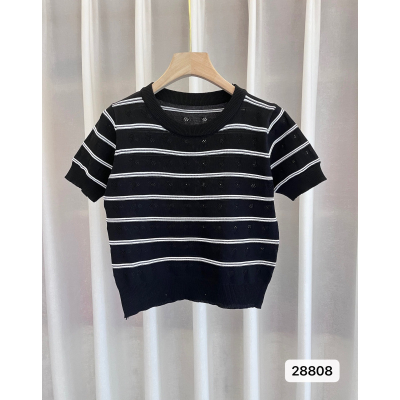 Prugasta pletena majica, slobodnog kroja, kratka duljina, okrugli ovratnik, kratki rukavi, korejski stil