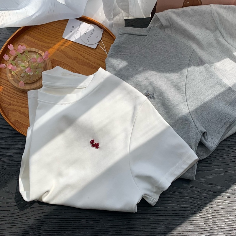 Ženski bijeli T‑shirt kratkih rukava s okruglim izrezom, uski kroj, smjesa poliester, minimalistički stil, ljeto 2026