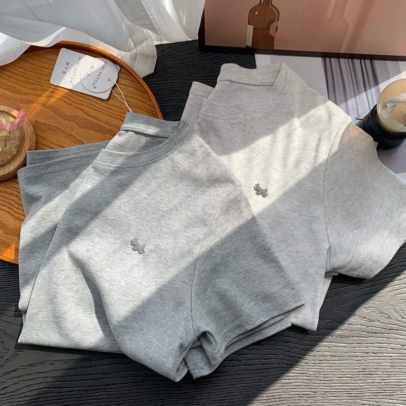 Ženski bijeli T‑shirt kratkih rukava s okruglim izrezom, uski kroj, smjesa poliester, minimalistički stil, ljeto 2026