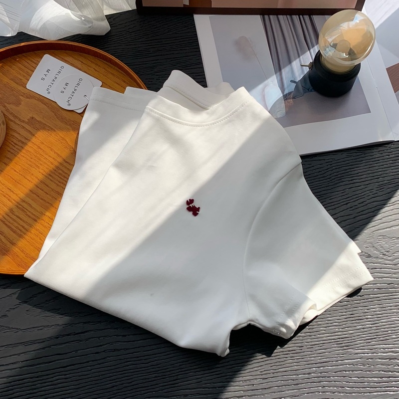Ženski bijeli T‑shirt kratkih rukava s okruglim izrezom, uski kroj, smjesa poliester, minimalistički stil, ljeto 2026
